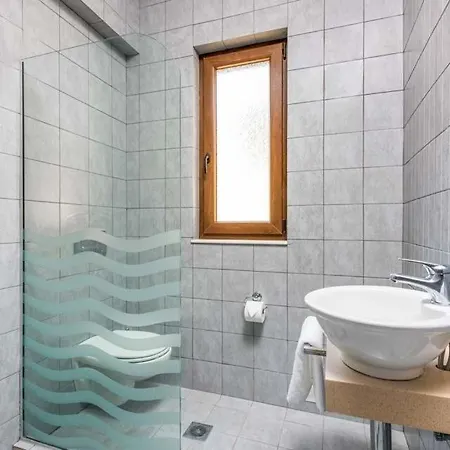 Sleeps 8 Pool Air Con Wifi Vila *